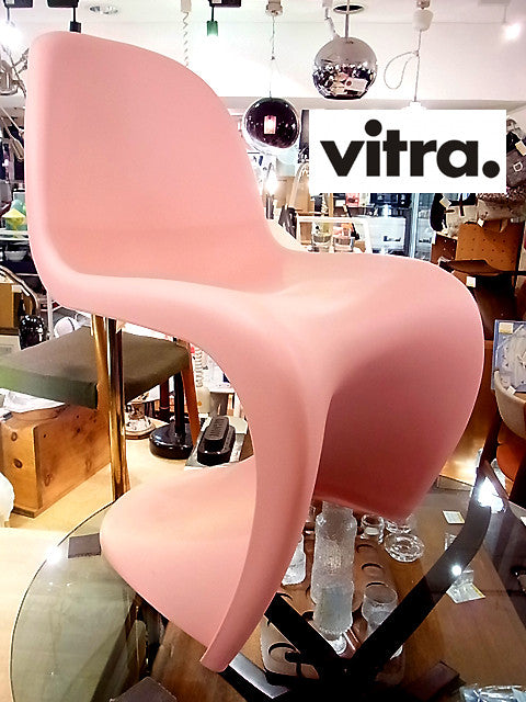オブジェのような流れるような曲線美～ " vitra.（ ヴィトラ ） " 社 Verner Panton（ ヴェルナー・パントン ）デザイン 「 Panton Chair  （ パントンチェア ） 」 特別色 サクラ 入荷！