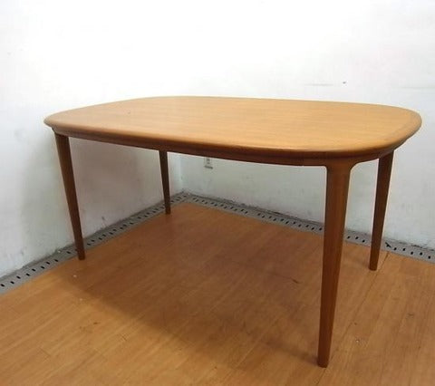 丸みを帯びた天板と北欧らしい上品な細脚が魅力☆北欧ビンテージ チーク材ダイニングテーブル【買取と販売とレンタルのお店】