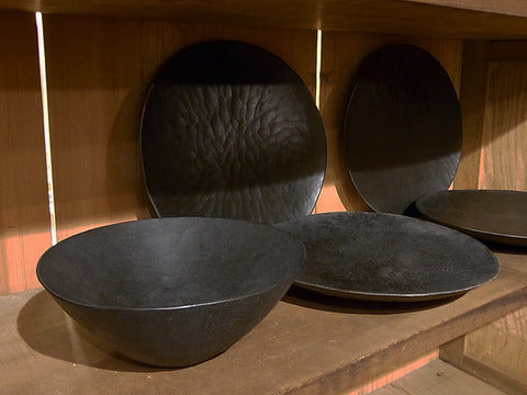 黒を素朴に魅せる技巧～＜三谷龍二＞ 木の器 黒拭き漆5.5寸鉢と7寸皿(パン皿)