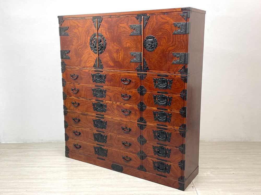 岩谷堂箪笥 IWAYADO 間箪笥 欅材 南部鉄器金具 宝船 着物箪笥 和服 衣装タンス 抽斗 伝統工芸 和家具 大型収納 鍵付 参考価格140万円 中古品 買い取りしました。