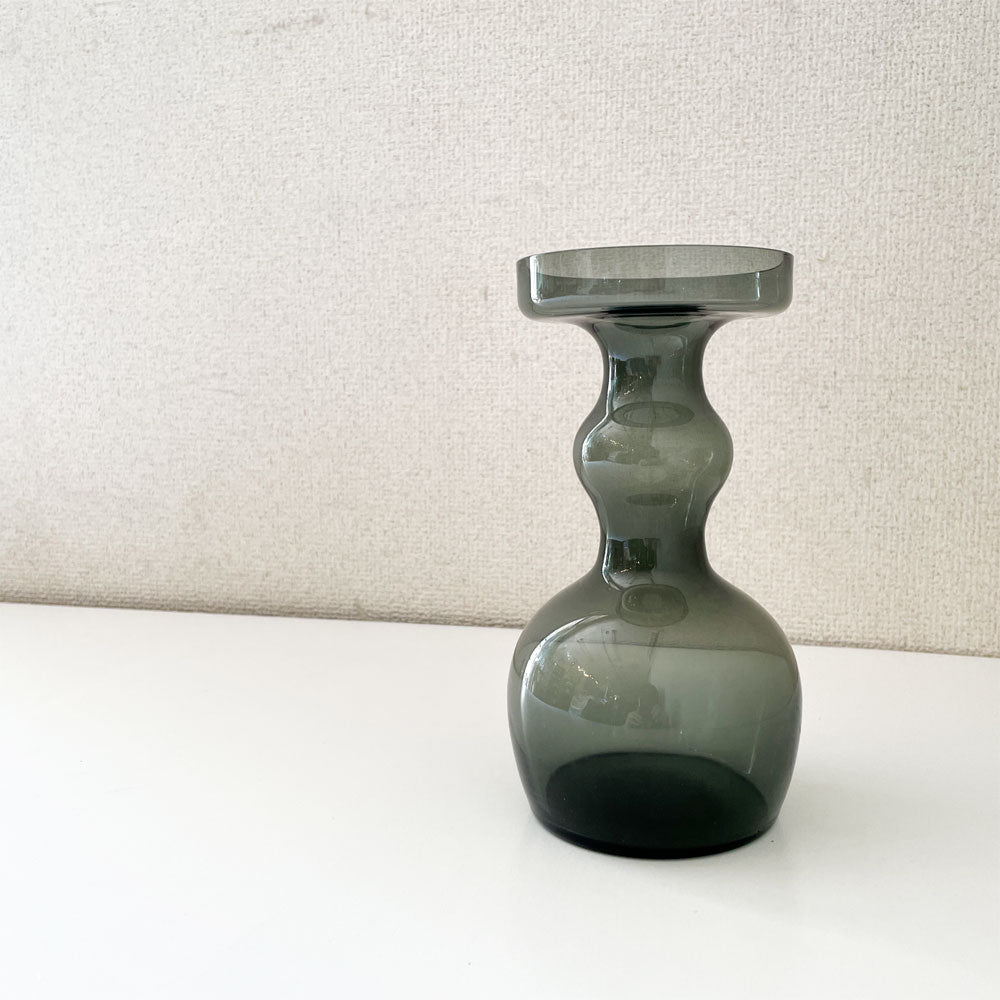 【経堂店】ヌータヤルヴィ Nuutajarvi ベース Vase 1483 フラワーベース 花瓶 グレー H18.5cm オイバ・トイッカ Oiva Toikka フィンランド 北欧ビンテージ 買取させていただきました。