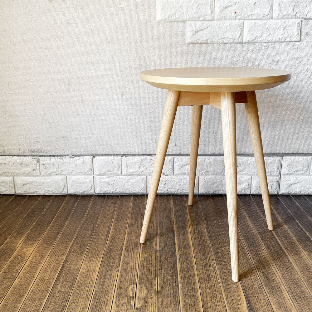 【経堂店】冨士ファニチア FUJI FURNITURE ナギ Nagi サイドテーブル T04510S オーク材 天板Φ40cm 小林幹也 定価￥44,000- 買取させていただきました。