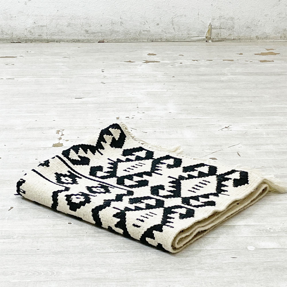 【祖師ヶ谷大蔵店】モロッカンラグ MOROCCAN RUG キリムラグ ホワイト＆ブラック 145×81cm 手織り絨毯 ラグ 幾何学模様 モロッコ 買取させていただきました。