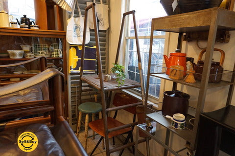 UKアンティーク アイアン ラダー ステップ 脚立 立ち台付き～感性を刺激する古いものならではの魅力【買取と販売とレンタルのお店】