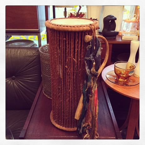 ～アフリカを飾る × 奏でる～ 民族楽器 『 トーキングドラム Talking Drum 』 タマニ / Tamani 【買取＆販売＆レンタル】
