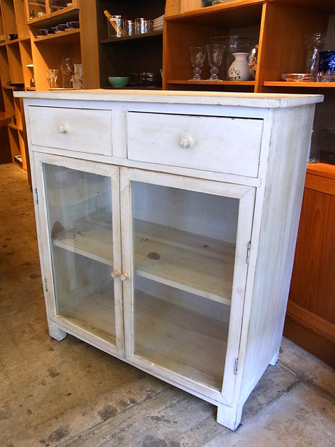 ～シャビーシックな雰囲気があなたのお部屋を彩ります～　B-Company/ビーカンパニー　ホワイトガラスキャビネット【買取と販売とレンタルのお店】