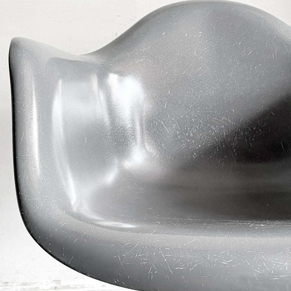 ハーマンミラー Herman Miller アームシェルチェア 現行FRP製 エレファントハイドグレー エッフェルベース C&R イームズ ミッドセンチュリー ～次の時代に向けた今のもの～