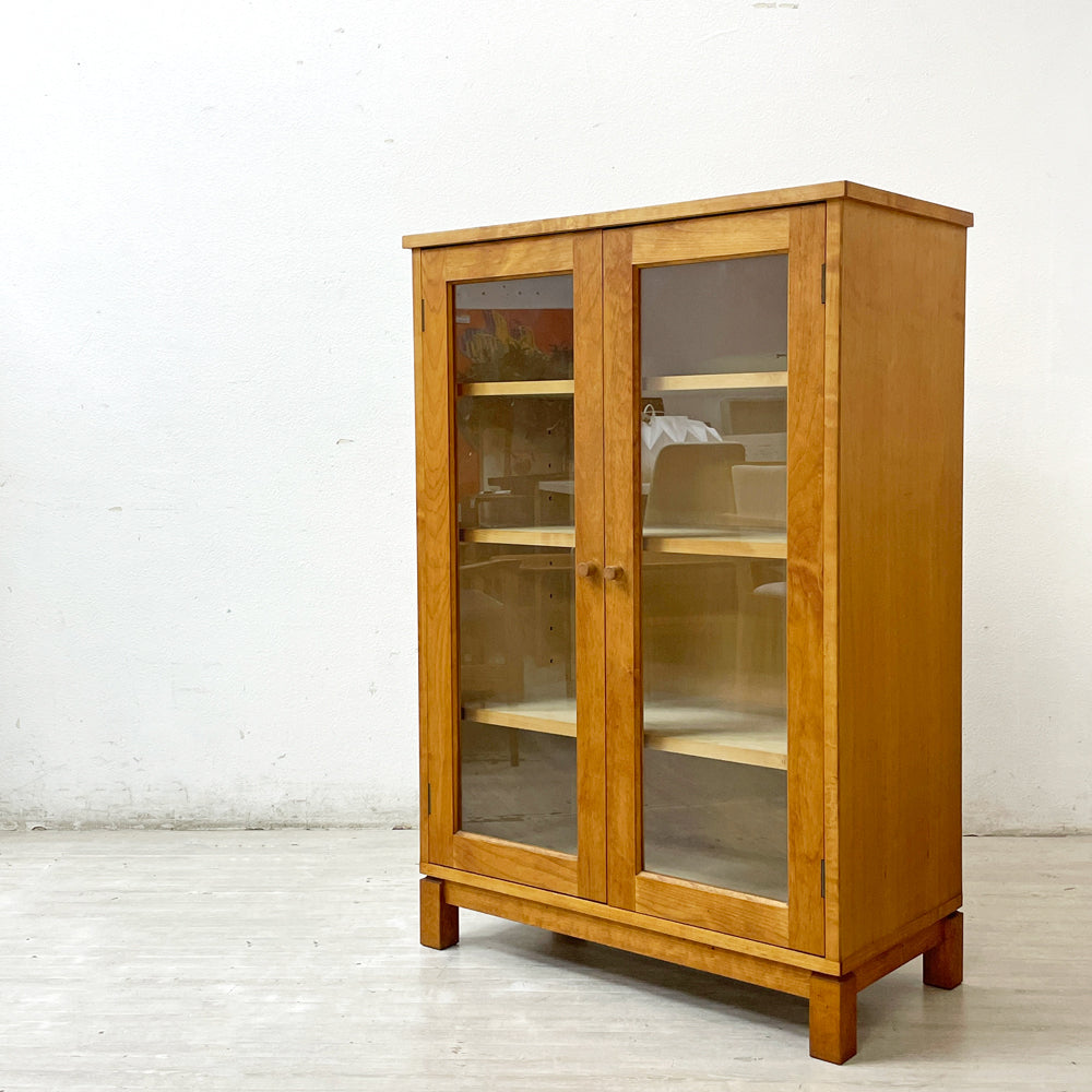【祖師ヶ谷大蔵店】イクスス ikususu FURNITURE ガラスキャビネット 飾り棚 本棚 アルダー材 ナチュラルモダン 廃番 買取させていただきました。