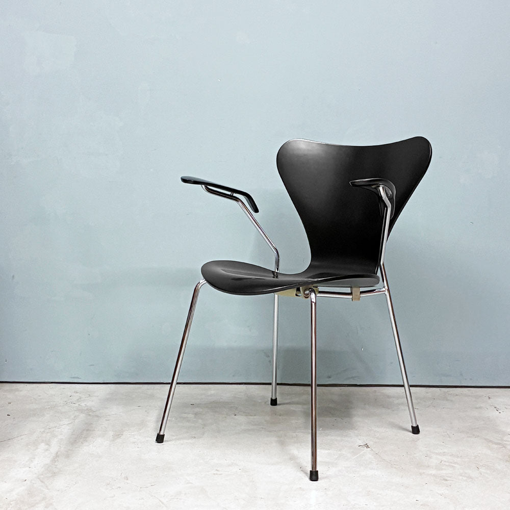 【経堂店】フリッツハンセン Fritz Hansen 3207 セブンチェア アームチェア ブラック ラッカー再塗装品 アルネ・ヤコブセン 北欧家具  買取させていただきました。