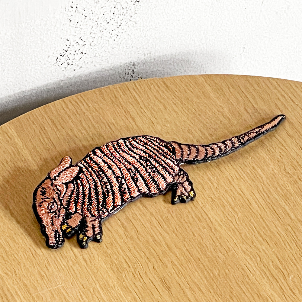 【自由が丘店】ママカロン ma.macaron ブローチ アリクイ 横振り刺繍 W17cm 刺繍作家 現代作家 買取させていただきました。