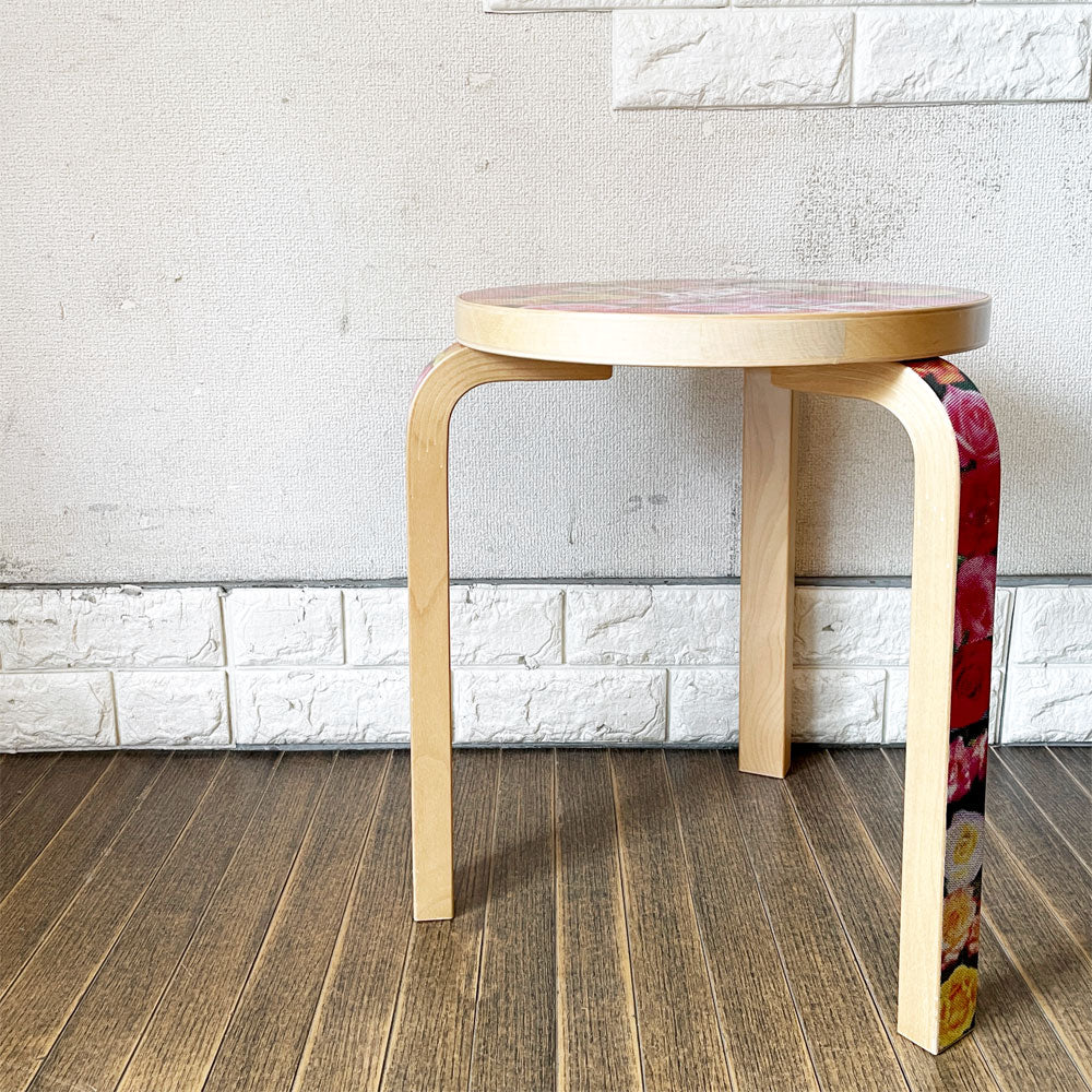 【経堂店】アルテック artek × コム・デ・ギャルソン COMME des GARCONS スツール60 3本脚 ジングルフラワーズ Jingle Flowers 2009年 クリスマス限定 アルヴァ・アアルト 買取させていただきました。