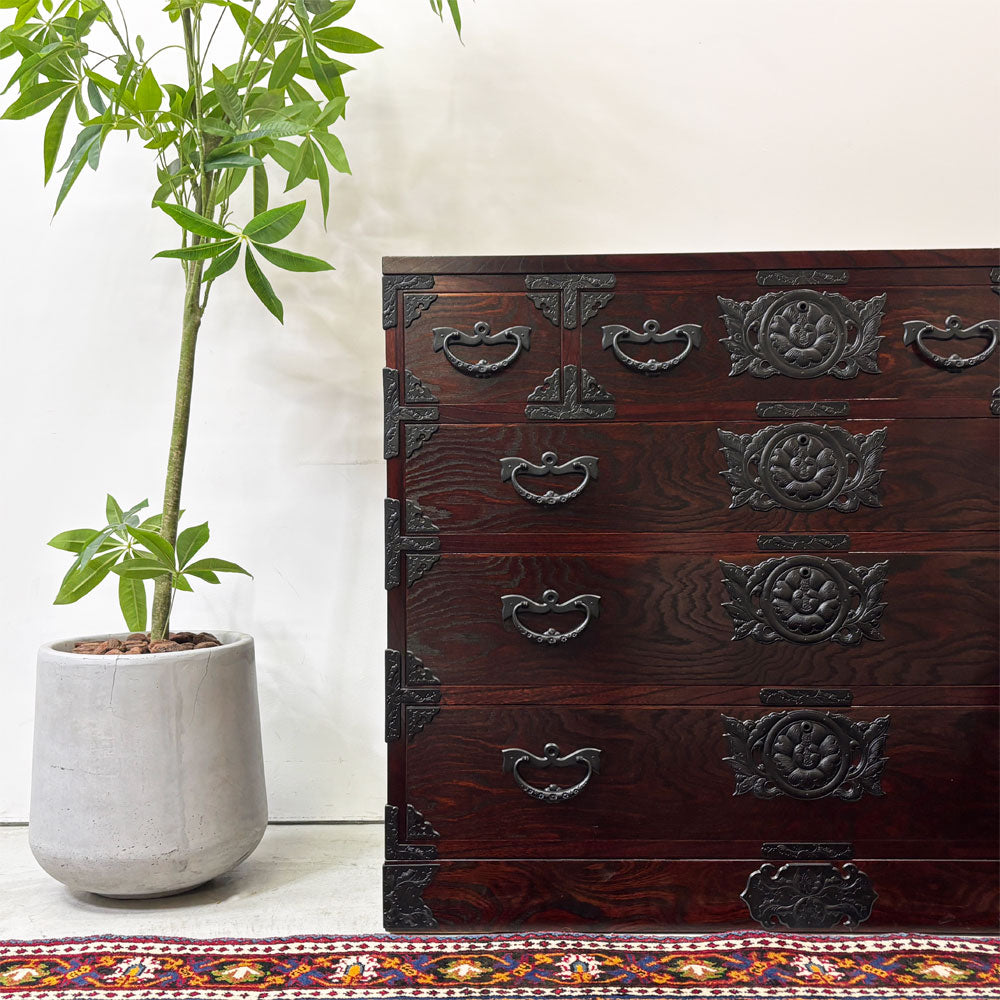 岩谷堂箪笥 整理箪笥 4段6杯 チェスト 欅材 南部鉄器金具 隠し収納 桐紋様 伝統工芸 民芸家具 和家具 ～黒金の重奏～