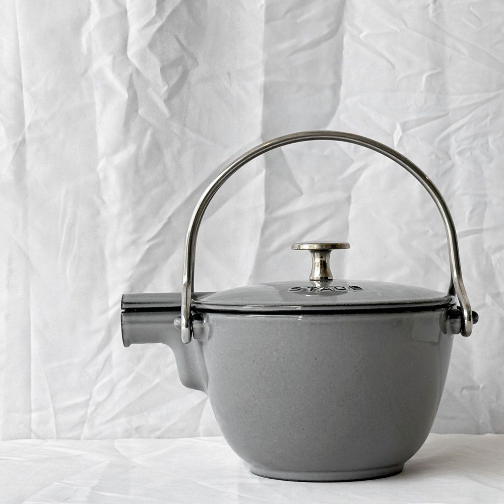 【用賀店】ストウブ STAUB ラウンドティーポット ROUND TEA POT ケトル 茶こし付き 鋳物ホーロー製 グラファイトグレー IH対応 箱付き 買取させていただきました。