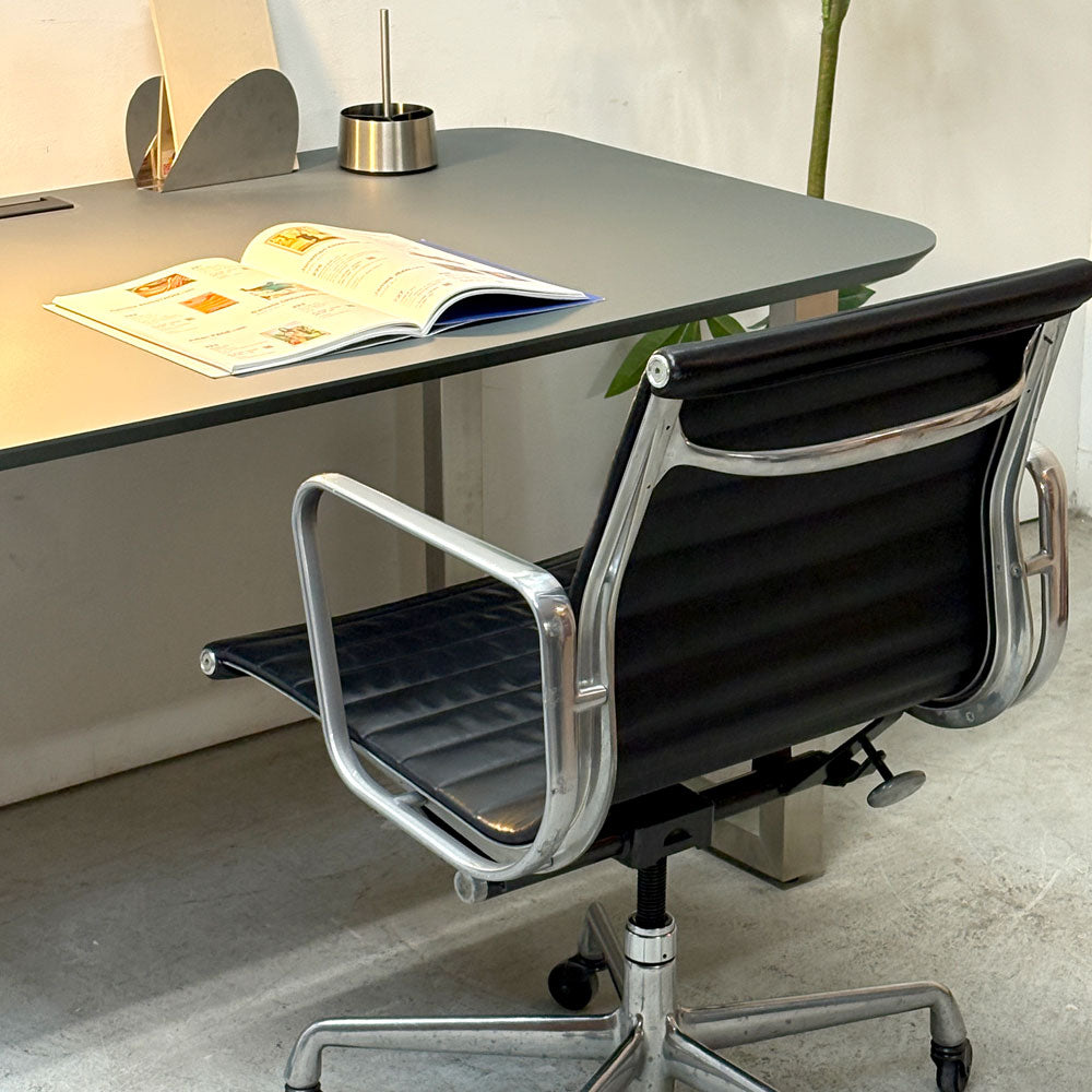 ハーマンミラー Herman Miller アルミナムグループ マネジメントチェア 本革 ブラック 回転式昇降 5本脚 キャスター付 C&R イームズ ～薄躯のモノコック～
