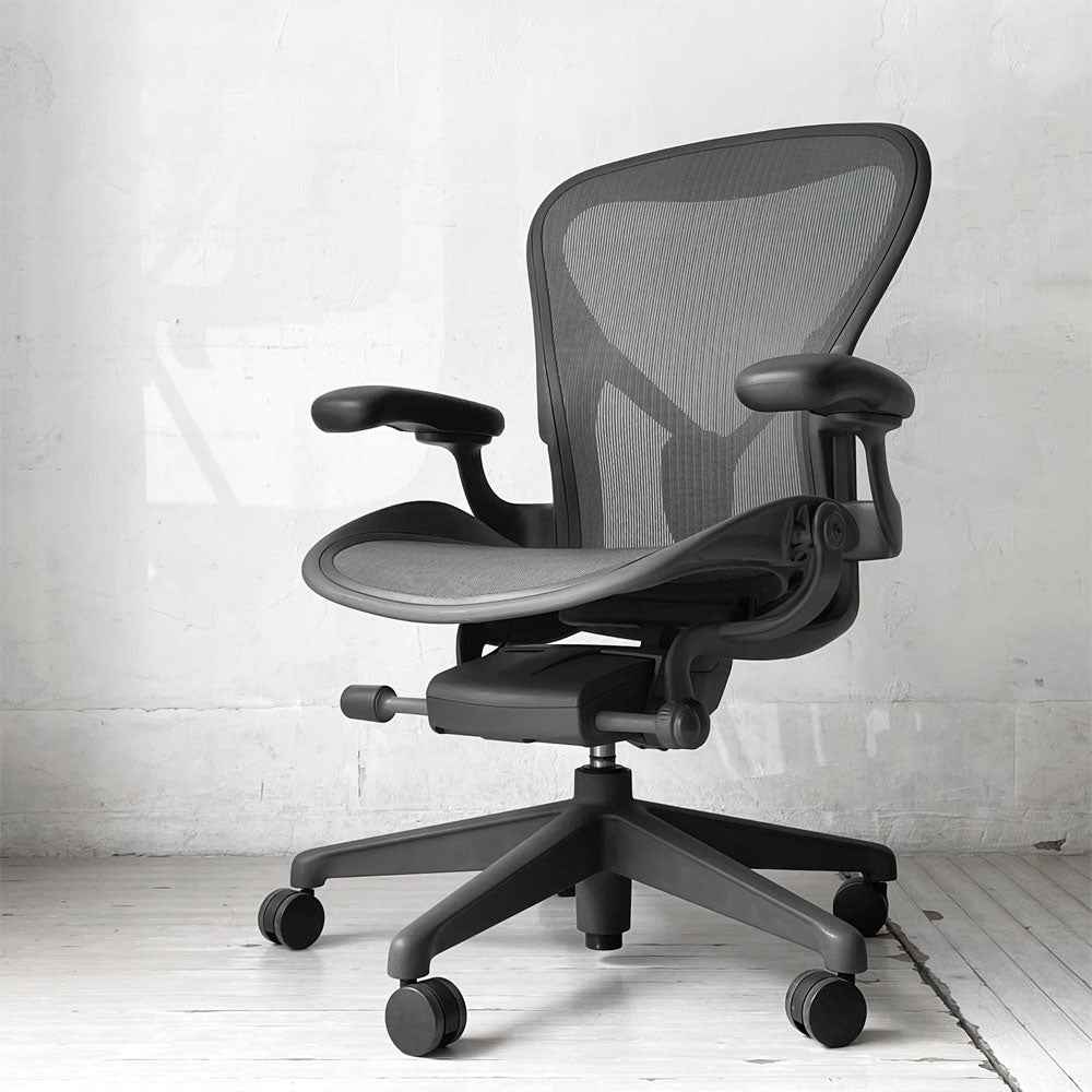 【下北沢店】ハーマンミラー Herman Miller アーロンチェア デスクチェア リマスタード ライト Bサイズ グラファイトベース ビル・スタンフ ＆ ドン・チャドウィック ポスチャーフィット 買取させていただきました。