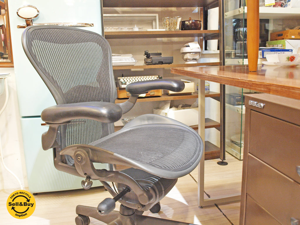 ハーマンミラー HermanMiller アーロンチェア Aeron Chair ランバーサポート Aサイズ グラファイトベース デスクチェア オフィスチェア～人間工学に基づいて生み出された至高の座り心地のデスクチェア～ 【 買取と販売とレンタルのお店 】