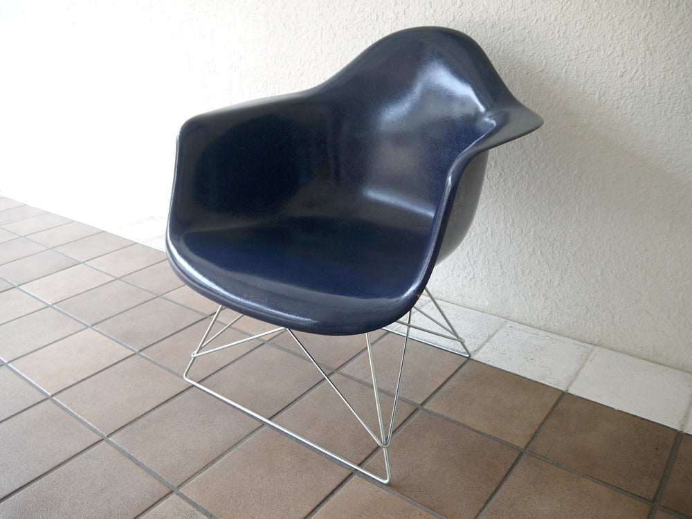 ハーマンミラー HermanMiller アームシェルチェア Arm shell chair チャールズ & レイ ・ イームズ Charles & Ray Eames ローロッドベース キャッツクレイドルレッグ ラウンジベース LAR ネイビーブルー 状態良好 USA ミッドセンチュリー 名作チェア 中古品 買い取りしました。