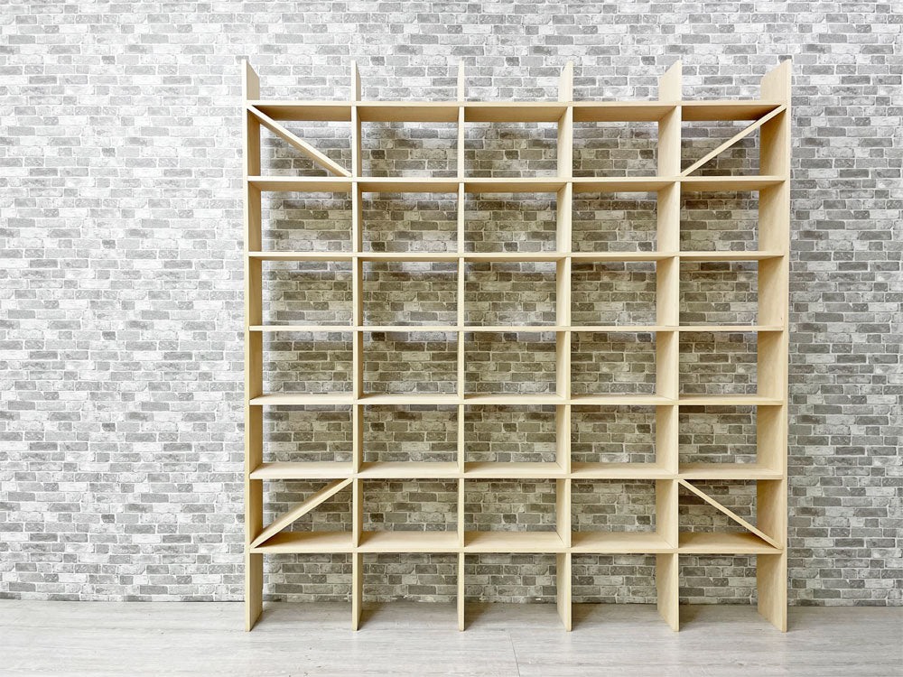 マルゲリータ margherita 壁一面のA5判本棚 縦8コマ×横5コマ オープンシェルフ 書棚 シナ材 無塗装 壁面収納 店舗什器 ミニマルデザイン 定価￥82,500- 中古品 買い取りしました。