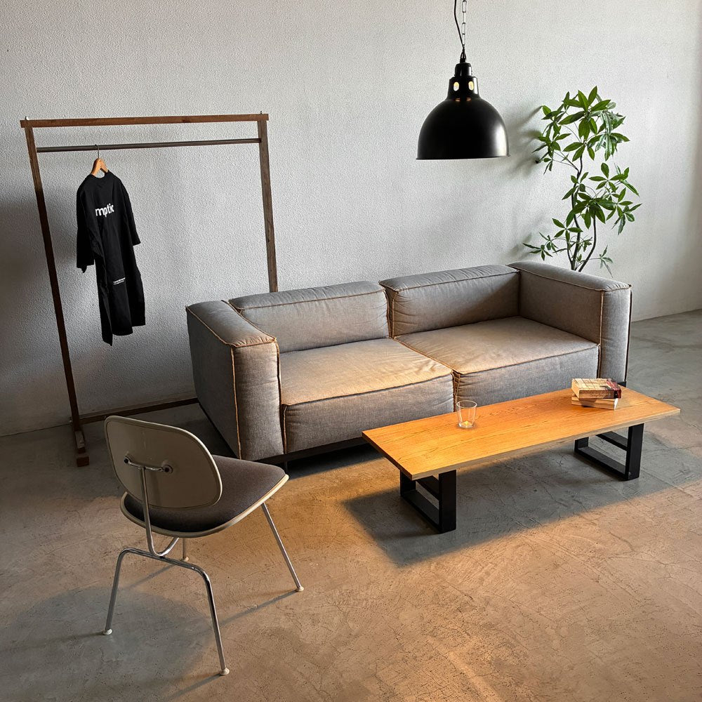 コンプレックス ユニバーサル ファニチャー サプライ COMPLEX UNIVERSAL FURNITURE SUPPLY ヒース トゥー シート ソファ Heath Two Seat Sofa 3p ソファ 三人掛け 受注生産品 WAREHOUSE デニム裏生地 現行 約101万円の品 カジュアル モダン ラグジュアリー ～ 「 モノ 」をCOMPLEXし提案 ～