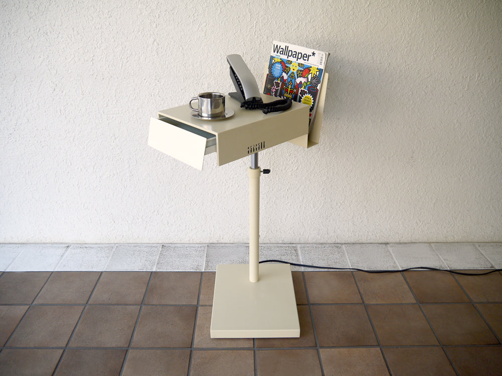 カッシーナ ・ イクスシー Cassina IXC. ユービック サイドテーブル UBIQ Side Table ビート・グラッサー デザイン Beat Glässer スカジーガ Scazziga 共同開発 照明 & マガジンラック & ドロワー & 1口コンセント装備 180°水平回転 & 昇降機能付き ～ アイデア次第でシーンが広がる一台多役のレアな廃盤プロダクト！ ～