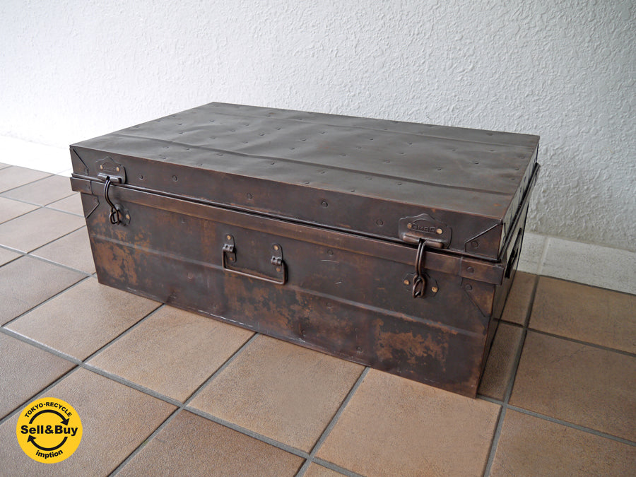 ジャーナルスタンダードファニチャー journal standard Furniture jsF 廃番 バリートランク Barry Trunk AMAR NO-1 希少 ビンテージ加工 ダークブラウン （ 略ブラック ） アンティーク加工 貨物トランク 船舶トランク ミリタリー 軍モノ インダストリアル アンモボックス サープラス アーミー PCS 弾薬庫 収納家具 収納箱 ローテーブル ブリキのカバン スチールケース メタルボックス 新着商品 買い取りしました！ 用賀店 出張買取もお任せ下さい。