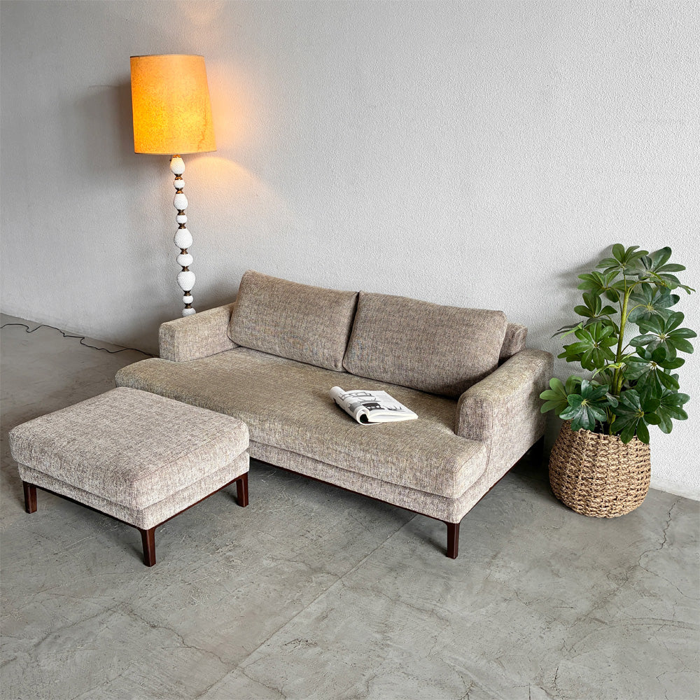 j.s.F ジャーナルスタンダードファニチャー journal standard Furniture ジェーエフケー JFK 2p ソファ W1700 + 別売 オットマン スツール 付き USビンテージスタイル ミッドセンチュリーモダンテイスト 二人掛け 合計参考価格235,400円の品 ～ 胡坐で寛ぐアメリカンVTGスタイルのコンフォートシーティング ～