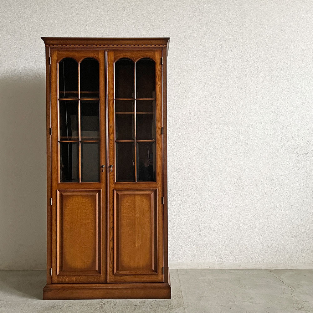 【登戸BASE店】上坂木材 ブルックス Brooks ブックボード 本棚 ガラス収納棚 ナラ材 W90.5cm ヨーロピアンクラシカルスタイル IDC大塚取扱 旭川家具 買取させていただきました。