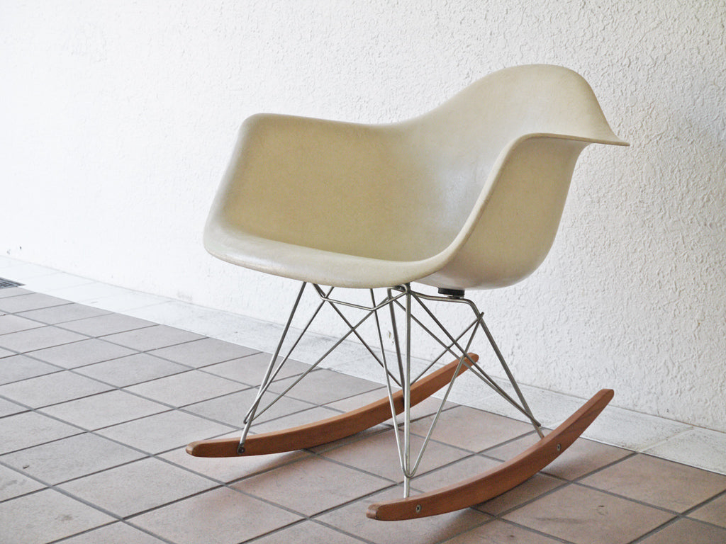 ハーマンミラー Herman Miller アームシェルチェア 2ndビンテージ 初期 エンボスレス FRP パーチメント ロッカーベース イームズ ミッドセンチュリー 中古品 買い取りしました。