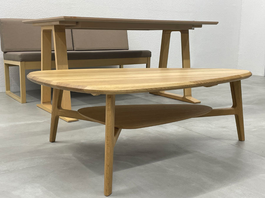 カリモク karimoku スタンダードモダンシリーズ オーク無垢集成材 リビングテーブル LIVING TABLE ～ 卓越した木材加工による魅惑のトライアングルデザイン