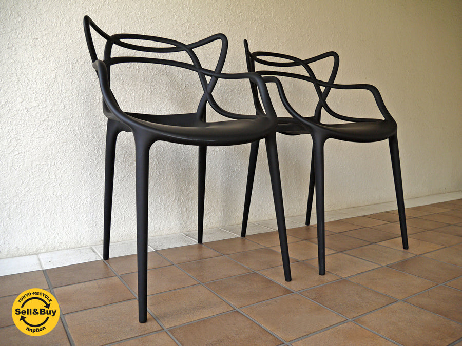 カルテル Kartell 奇才 フィリップ ・ スタルク Philippe Starck デザインマスターズチェア Masters Chair ブラック アームチェア スタッキング可能 イタリアモダン ガーデンチェア オーガニックフォルム 巨匠による名作チェアの融合  ×2脚入荷 新着商品 買い取りしました！ 用賀店 出張買取もお任せ下さい。