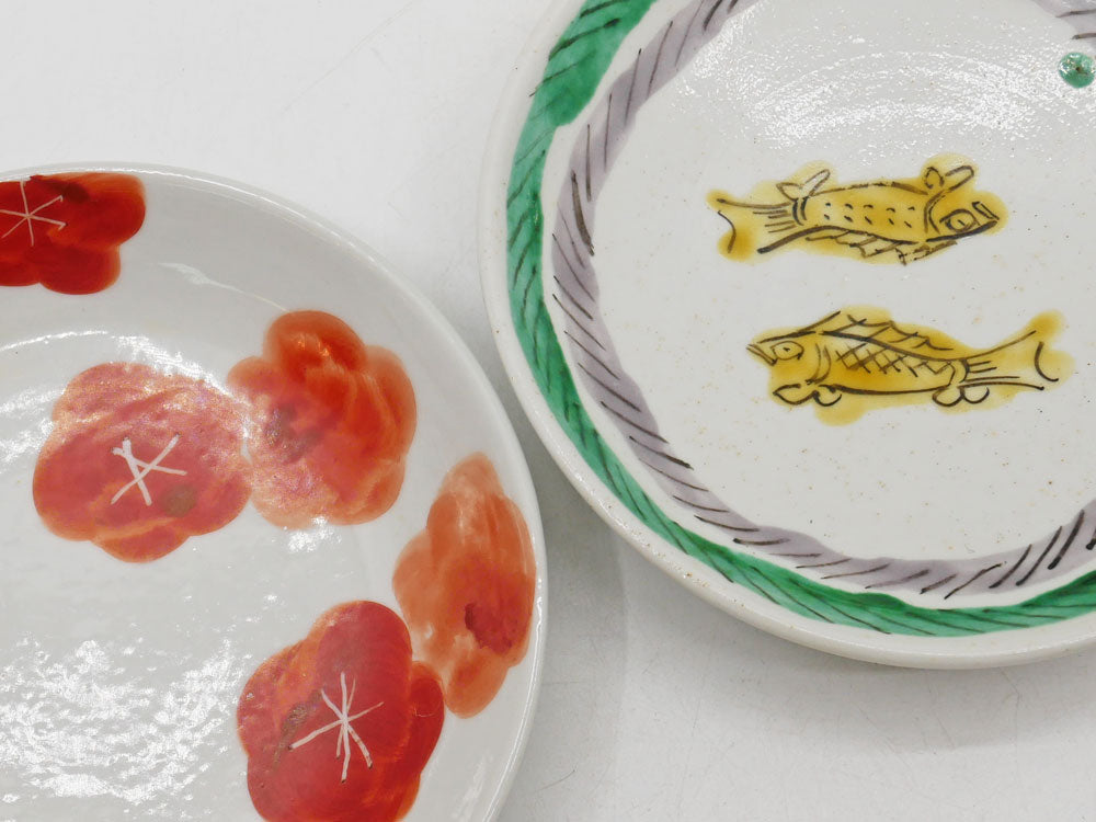 九谷焼 須田菁華 赤絵梅文皿 ＆ 色絵コマニ双魚文皿 小皿 プレート 和食器 中古品 買い取りしました。