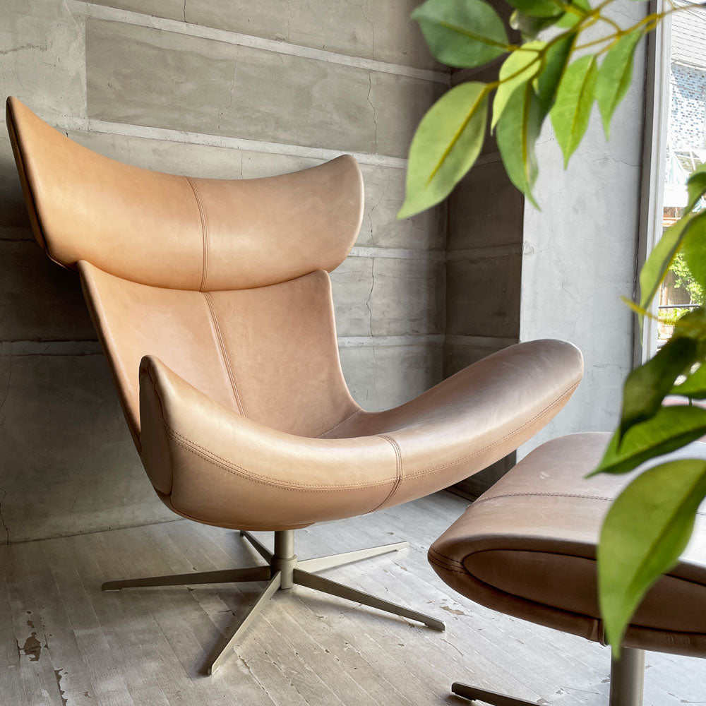 ボーコンセプト BoConcept スキラ Squilla ラウンジチェア 回転ベース オットマン付き 5本脚ベース レザー 本革 ベージュ系カラー デンマーク～母のような温もりで～