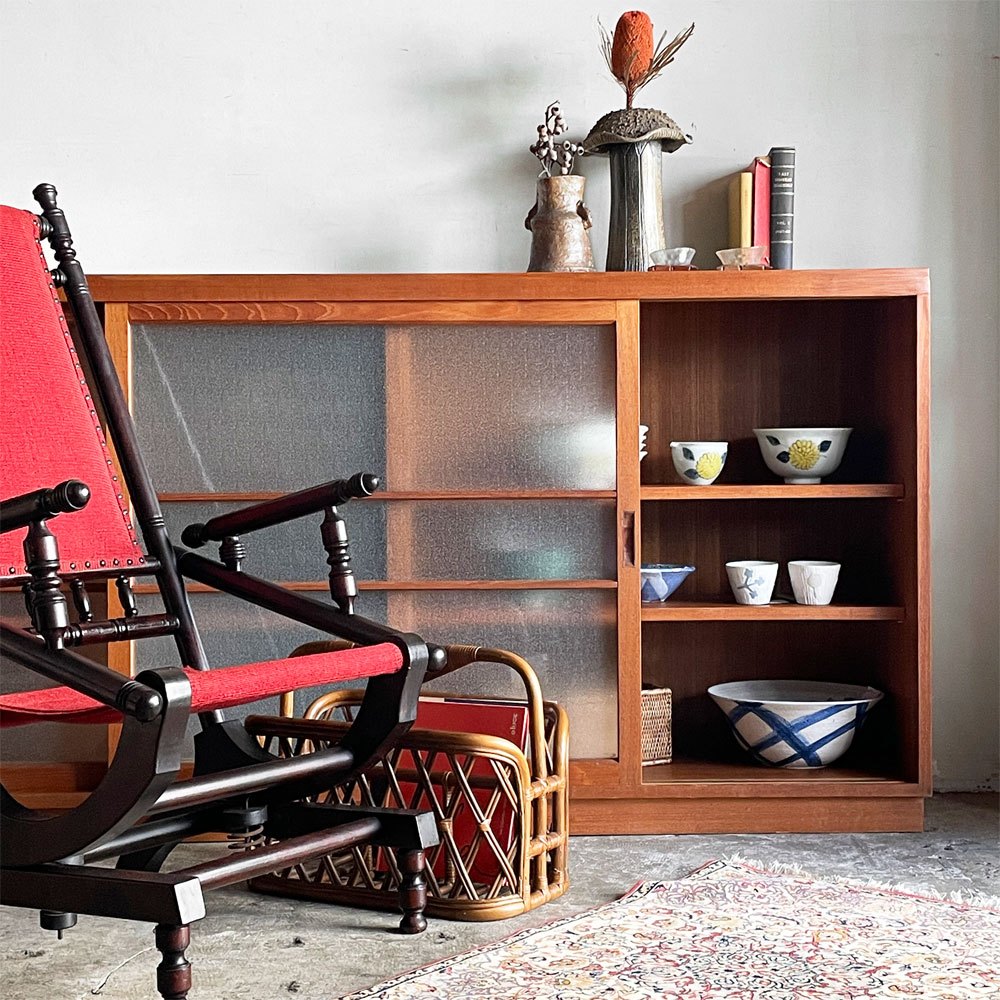 【自由が丘店】ジャパンビンテージ Japan Vintage チーク材 ガラスキャビネット サイドボード 水屋箪笥 食器棚 カップボード 引き戸 古家具 店舗什器 買取させていただきました。