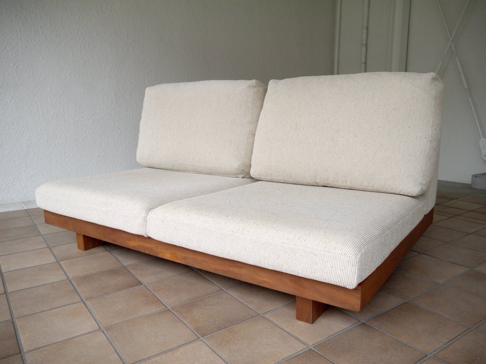 マスターウォール Master Wal ダニッシュ ソファ DANISH SOFA 2シーター 140 無垢ウォールナットフレーム × ランク5 ファブリック DNSO-2S140-WN グッドコンディション 参考価格￥¥368,500- 二人掛け ラウンジチェア カウチソファ イージーチェア 中古品 買い取りしました。