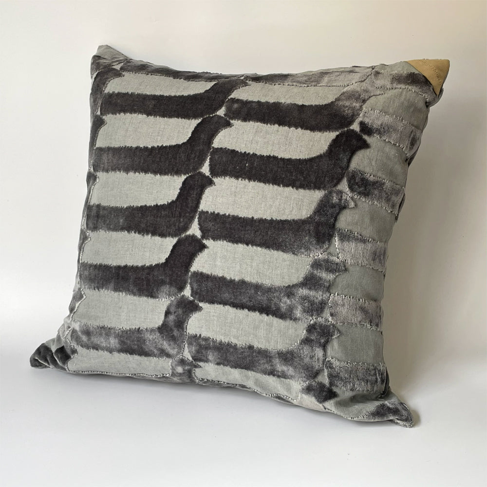 ミナペルホネン minaperhonen 皆川明 Akira Minagawa バードボート bird boat 2018 ～ 湖に浮かぶ水鳥がモチーフの上品なクッション