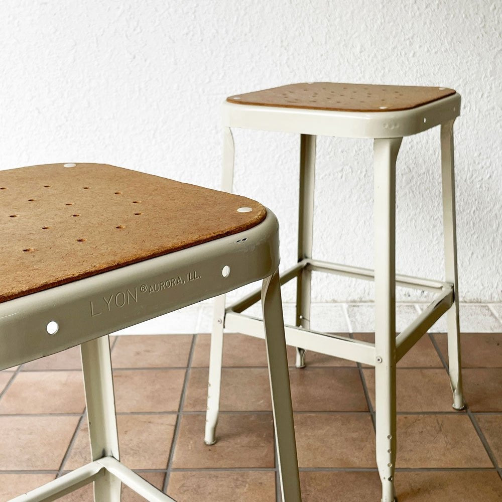 リオン LYON ファクトリー スツール FACTORY STOOL Lサイズ Putty White プレスウッドシート パシフィックファニチャーサービス P.F.S取扱 買取させていただきました。