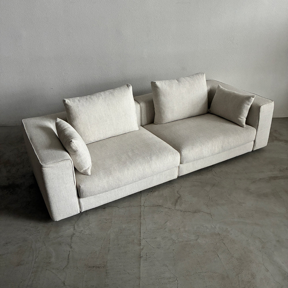 【登戸BASE店】モーダエンカーサ moda en casa 現行 レジデント ソファ RESIDENT Sofa （ 片アーム M ＋ 片アーム X ） フルカバーリング仕様 大・小クッション計4個付属 定価￥270,600- モジュラーソファ コンビネーションソファ 買取させていただきました。
