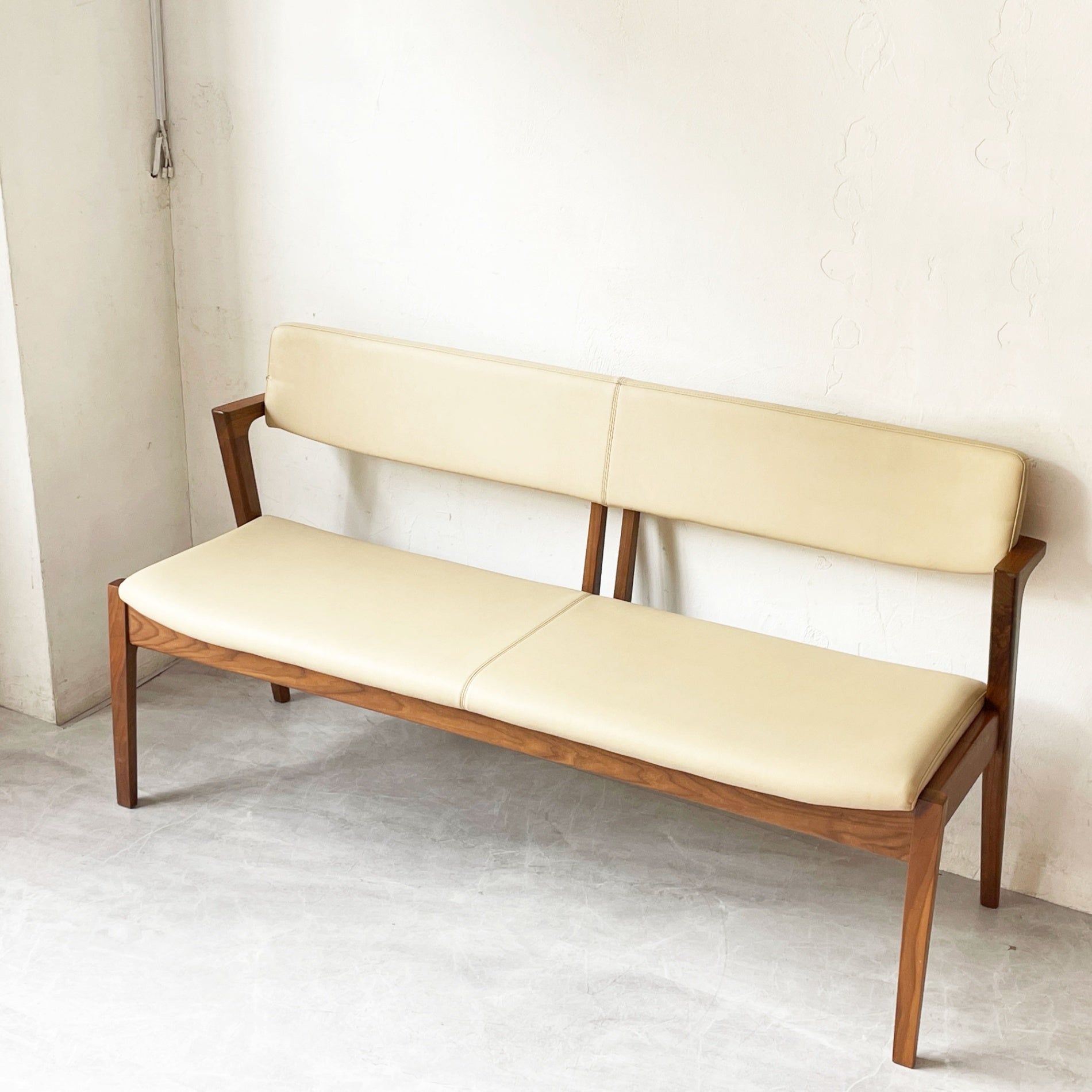【下北沢店】富士ファニチア FUJI FURNITURE コティ Koti 背付2人掛けベンチ W140cm ウォールナット材 レザー 北欧デザイン 買取させていただきました。