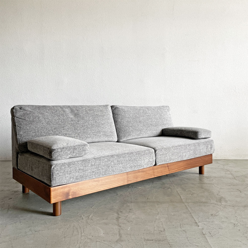 【登戸BASE店】IDC大塚家具 OTSUKA テスタ Testa 3人掛けソファ ウォールナットフレーム ファブリック グレー系 W200cm 肘置きクッション付 カタログ定価￥277,000- 廃番 買取させていただきました。