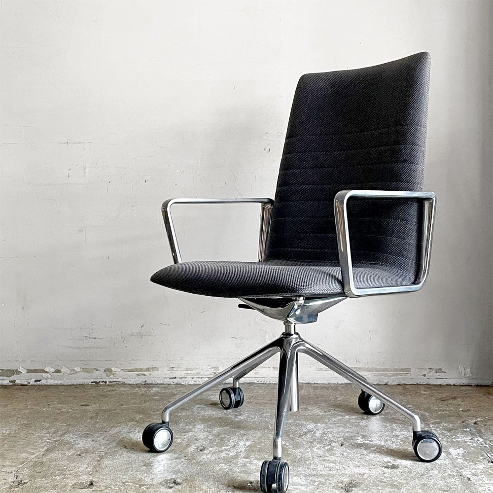 【自由が丘店】アンドリューワールド Andreu World フレックス エグゼクティブ Flex Executive インターミディエイトバック アームチェア デスクチェア アルミ キャスターベース ガス圧昇降 参考価格 ¥295,460- 買取させていただきました。