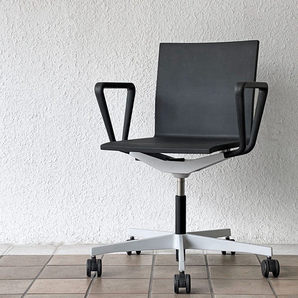  【用賀店】ヴィトラ vitra ゼロフォー 04. スタジオチェア アームチェア ブラック マールテン・ヴァン・セーヴェレン 昇降機能 デスクチェア 買取させていただきました。