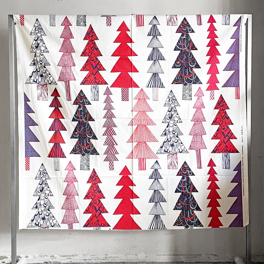 【自由が丘店】マリメッコ marimekko クーシコッサ Kuusikosssa もみの木 ファブリック 赤 マルチカラー 146×143cm Maija Louekari フィンランド 北欧雑貨 買取させていただきました。