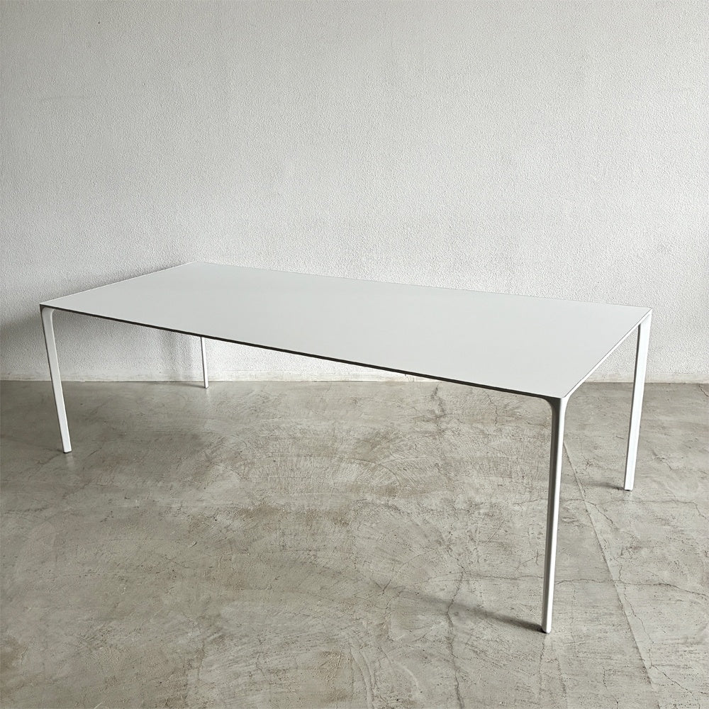 【登戸BASE店】 アルペール Arper ヌール NUUR シリーズ ミーティングテーブル W2400 Fenix ラミネート カンファレンステーブル イタリアモダン オフィス家具 コンパッソ・ドーロを受賞作品 参考価格￥574,200の品 買取させていただきました。