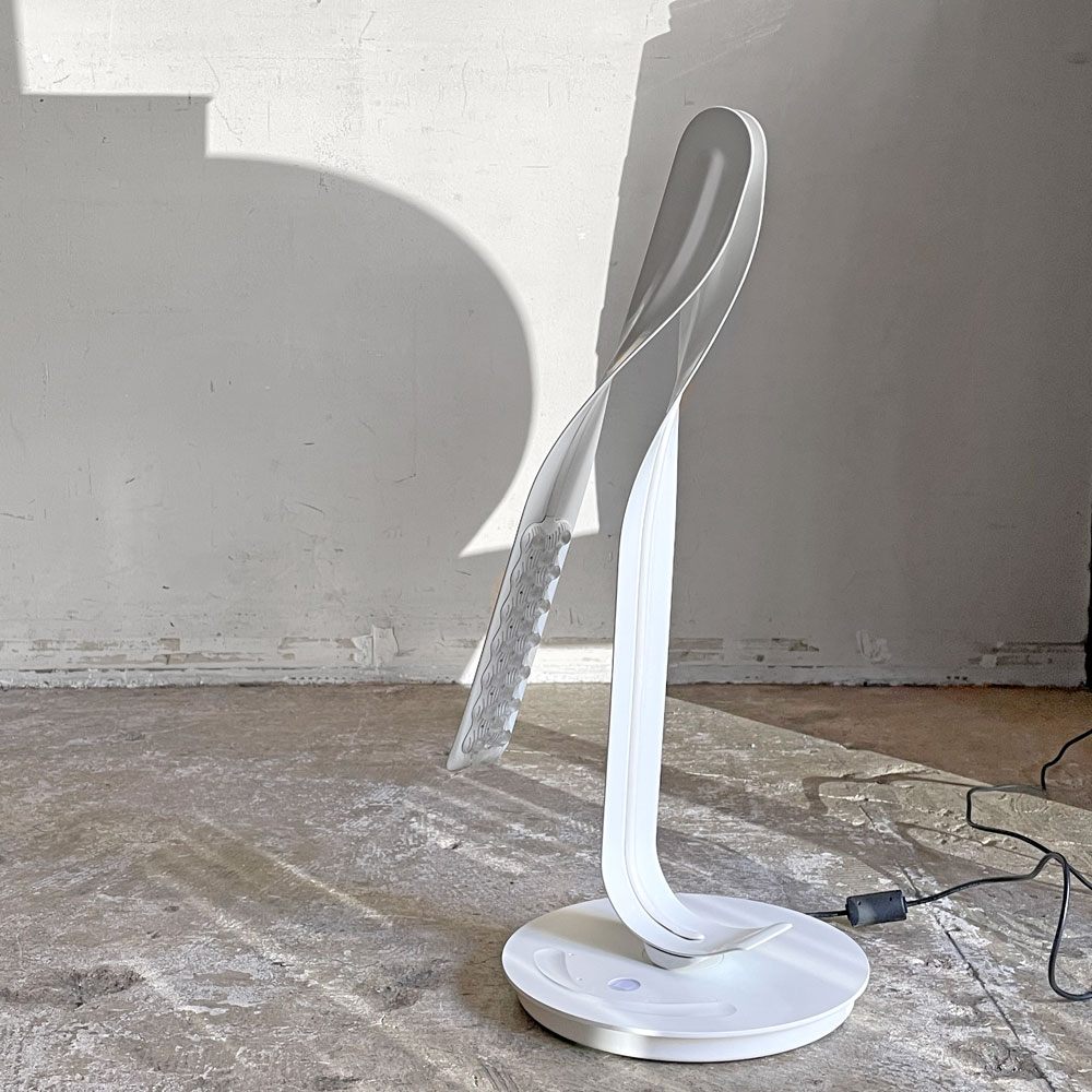 【自由が丘店】ハーマンミラー Herman Miller リーフライト Leaf light ホワイト テーブルライト パーソナルライト デスクライト 卓上照明 調光機能付き イヴ・ベアール 買取させていただきました。