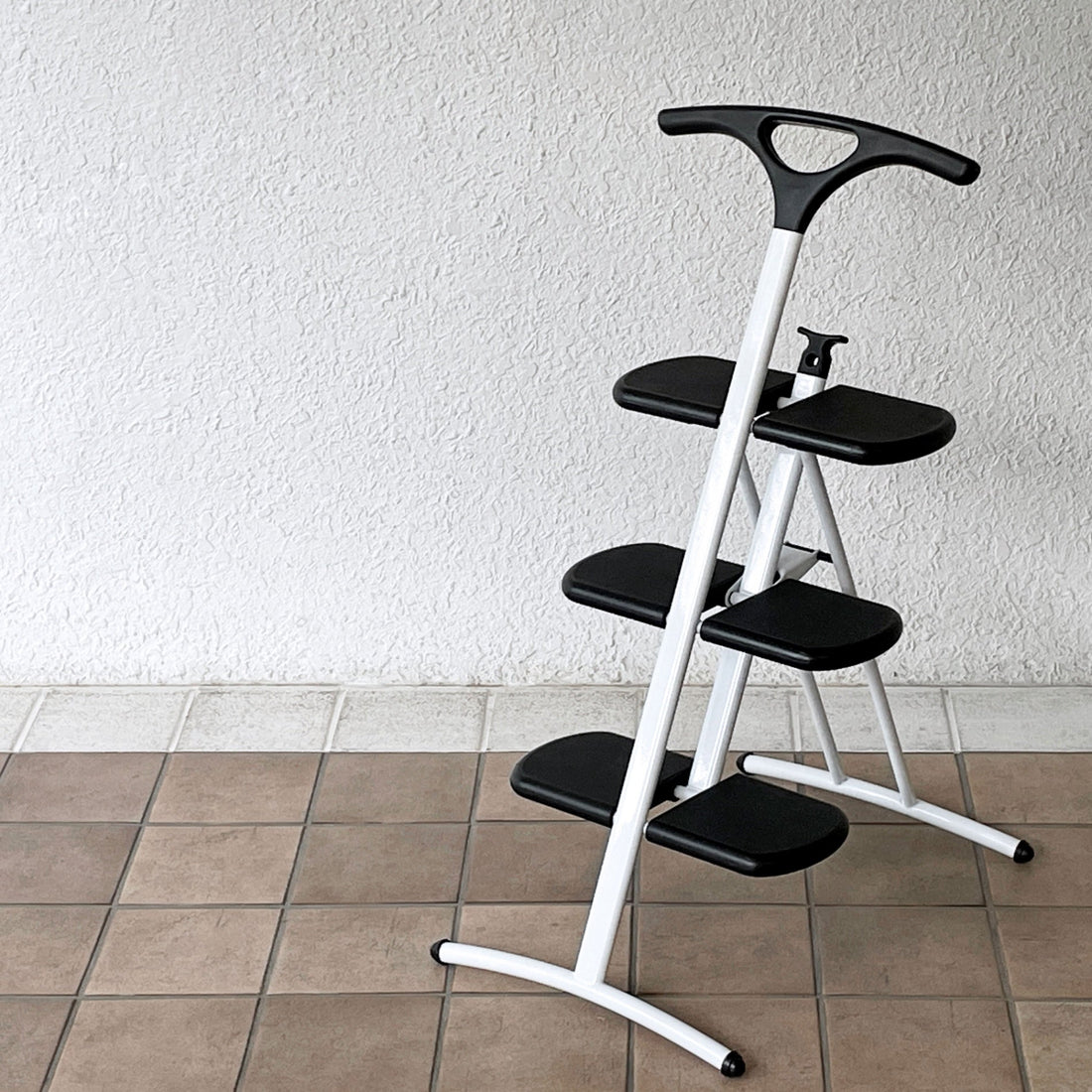  【用賀店】カルテル Kartell ティラミス TIRAMISU ステップ 脚立 アンドレ・ヴァン・オンク Andries Van Onck イタリアモダン 定価￥73,400-買取させていただきました。
