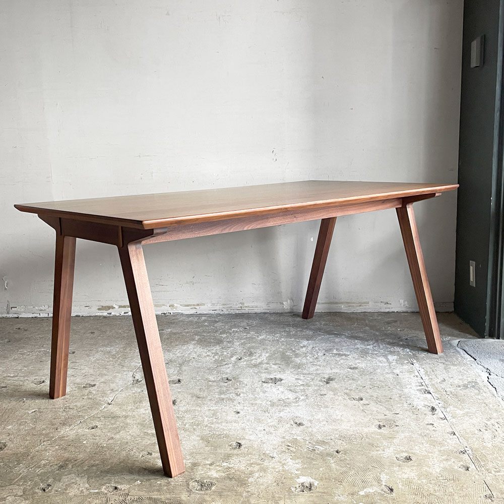 【自由が丘店】一生紀 ISSEIKI セッコ SECCO ダイニングテーブル W150cm ウォールナット 天然木 テーパー脚 北欧スタイル 現状品 買取させていただきました。