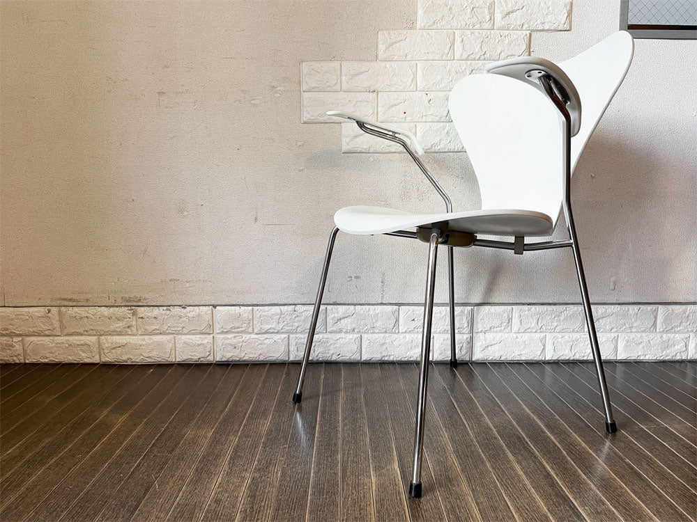 フリッツハンセン Fritz Hansen 3207 セブンチェア アームチェア ラッカーホワイト アルネ・ヤコブセン デンマーク 北欧家具 定価￥146,080-  中古品  買い取りしました。