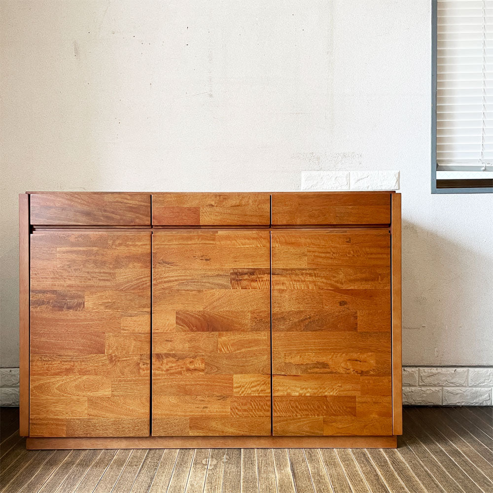 【経堂店】ソース source プーロ PURO サイドボード 123 ベリーゼ（マンゴー）無垢材 3ドロワー 3ドア W123cm フランドルモダン 定価￥145,200- 買取させていただきました。