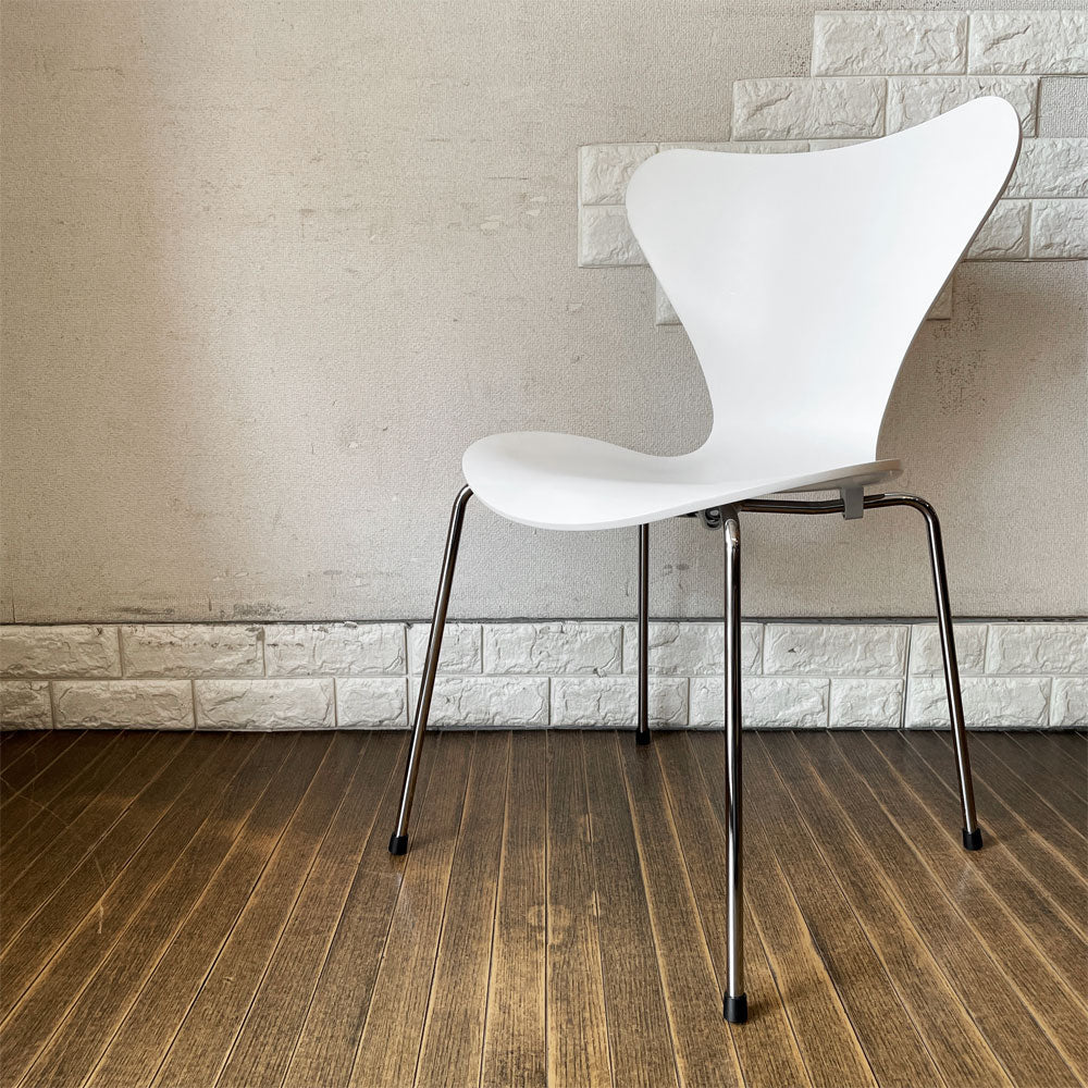 【経堂店】フリッツハンセン Fritz Hansen 3107 セブンチェア ラッカー仕上げ ホワイト スタッキング アルネ・ヤコブセン デンマーク 北欧家具 定価￥78,980- 買取させていただきました。