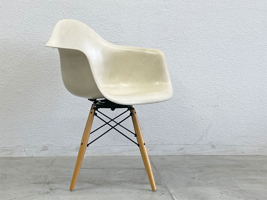 ハーマンミラー Herman Miller アームシェルチェア セカンド 2nd FRP シェル ～ 少し変わった組合わせのイームズはいかがですか。